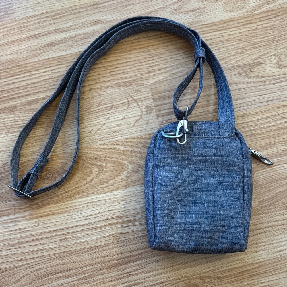 Compact Travelon Crossbody Bag ✨ - Picture 2 of 7